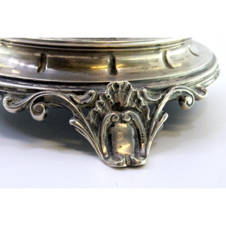 Porta vela de altar em prata com alma em vidro azul assente em base circular com relevos e três pés com aplicações.